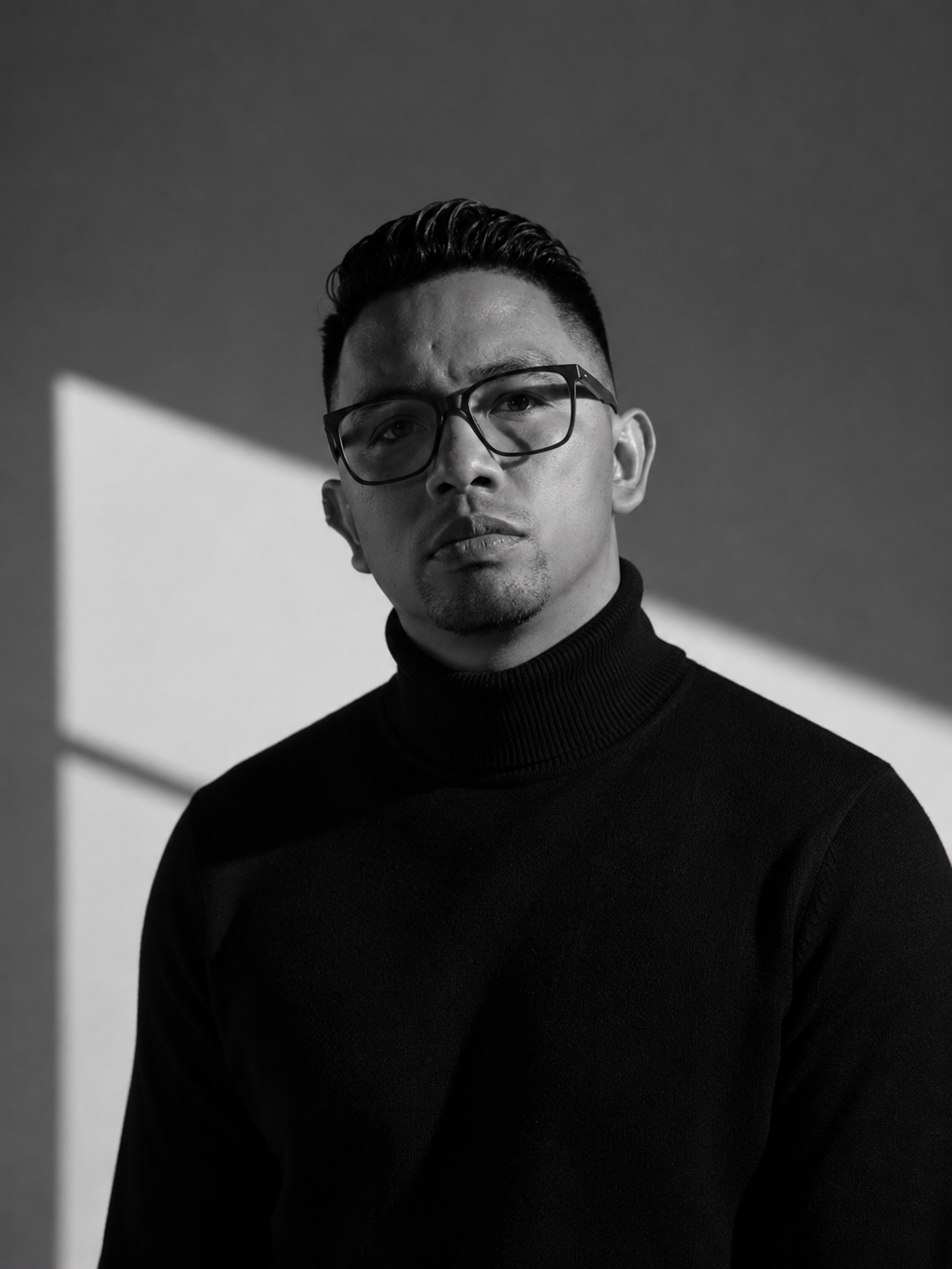 Hugo R. Mojica - retrato en blanco y negro